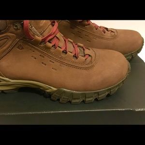 Vasque 7418 Talus UltraDry Mens 9 M Hiking Boots
